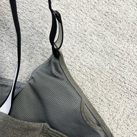 Women’s Nike DriFit sports bra - Picture 3 of 7